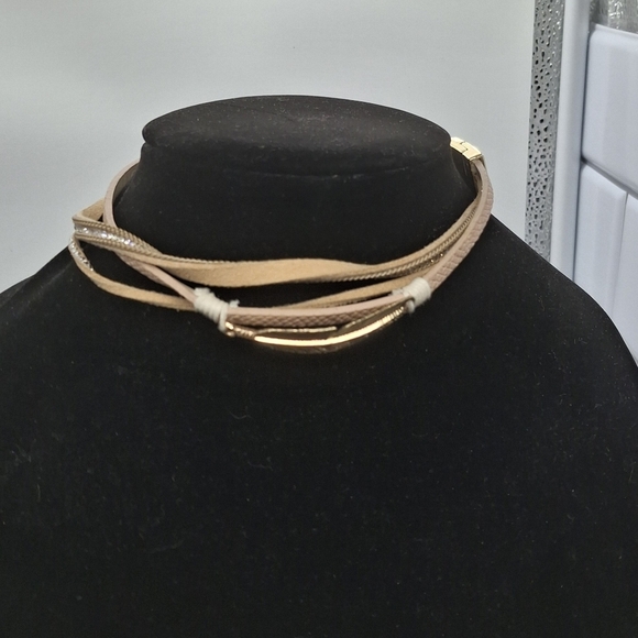 Gold Feather Choker Style Boho Necklace Magnetic Clasp - Picture 3 of 6